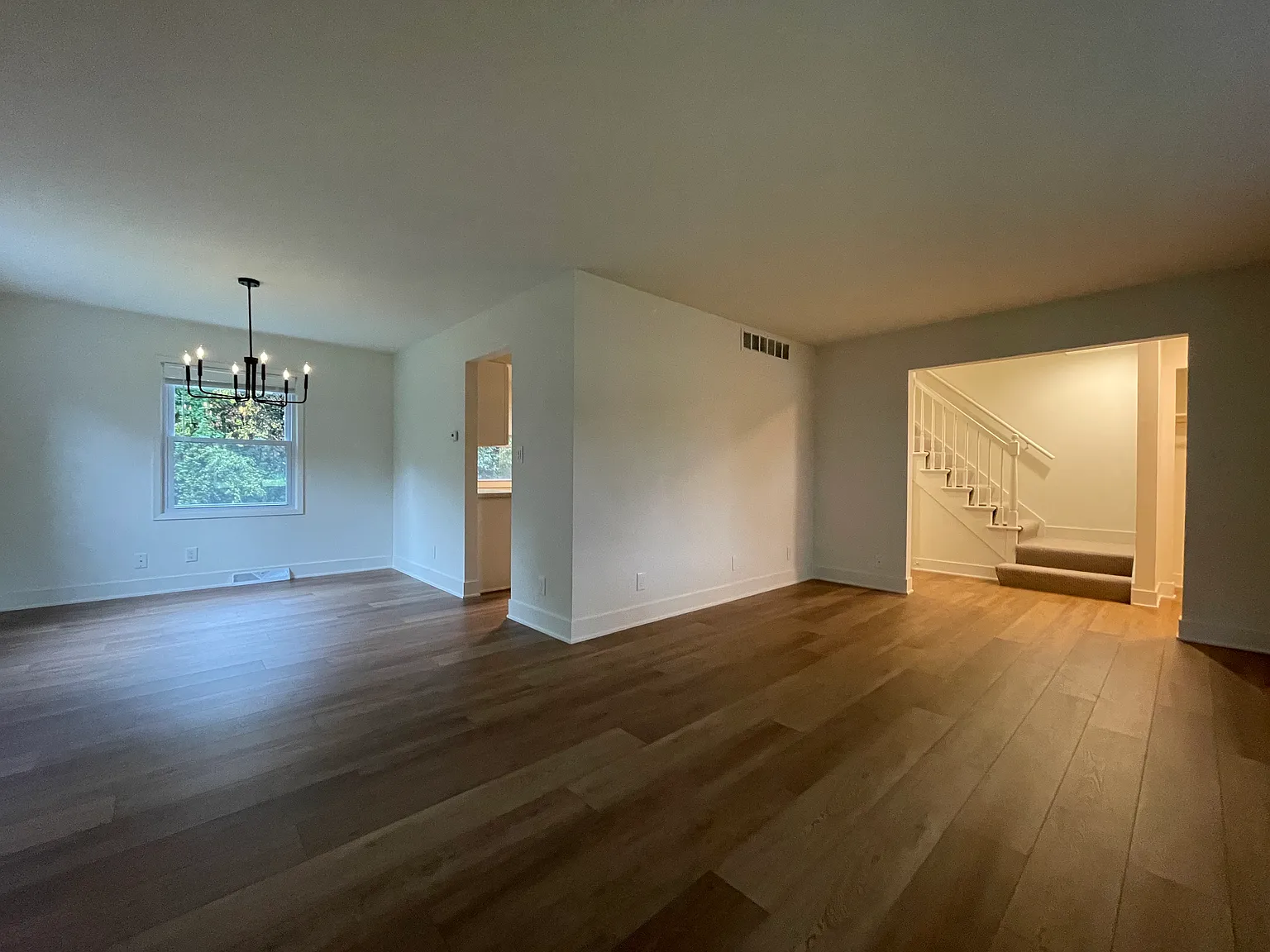 3 bed, 1.5 bath, 1375 sqft, $2,400 — Photo 2