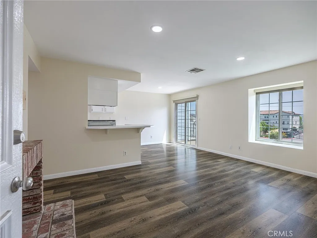 2 bed, 935 sqft, $3,200 — Photo 2