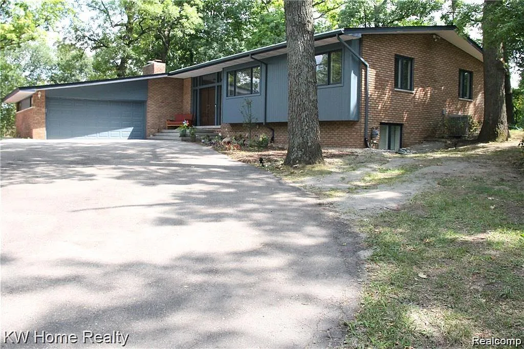 1327 Lone Pine Rd photo 1