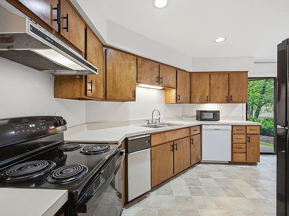 4th image of 138 Hillsboro Pl