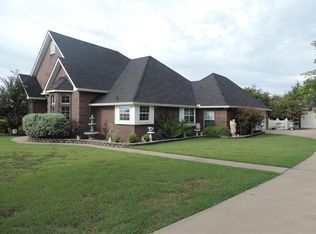 2211 Whispering Hills Dr, Midlothian, TX 76065