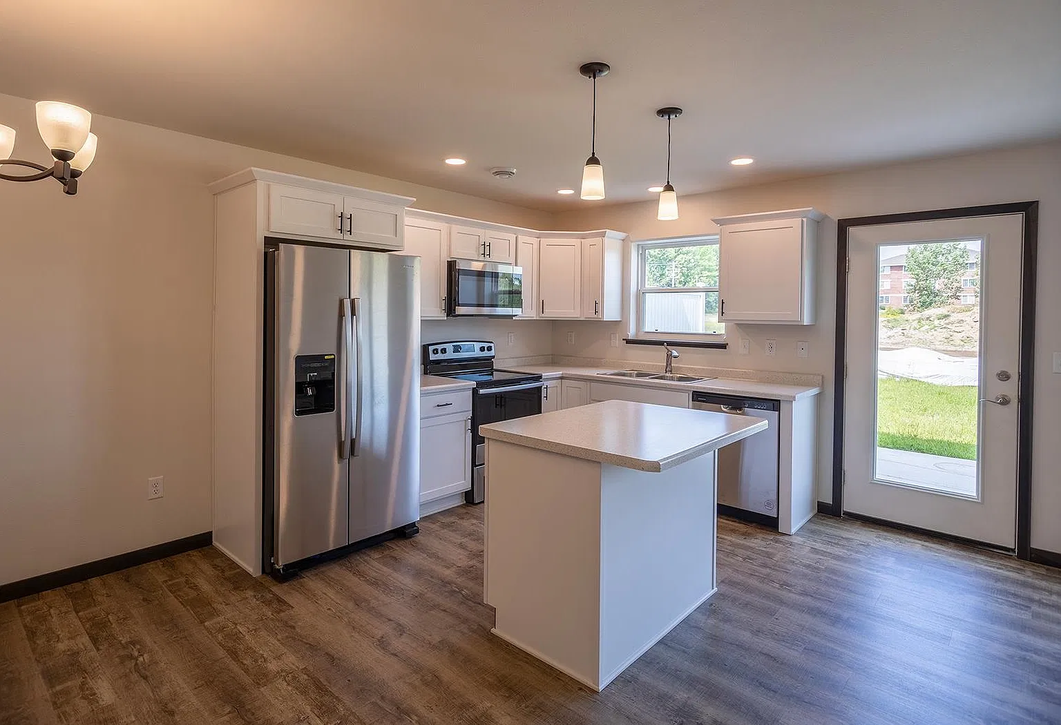 3 bed, 2.5 bath, 1550 sqft, $1,995 — Photo 3