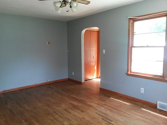 3rd image of 609 6th Ave S
