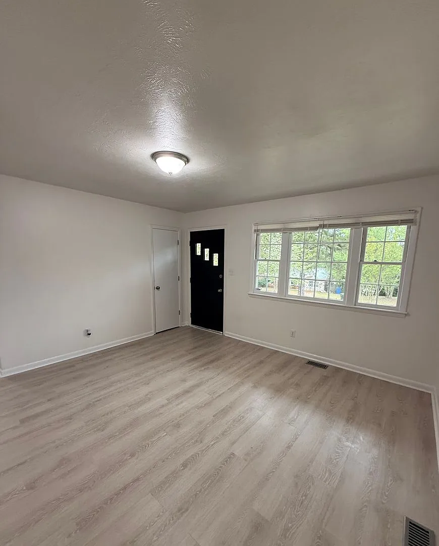 825 Oakcrest, Nearly Royal — Photo 2