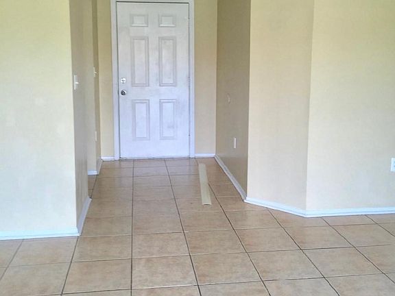 4th image of 303 Jacksonville Ct