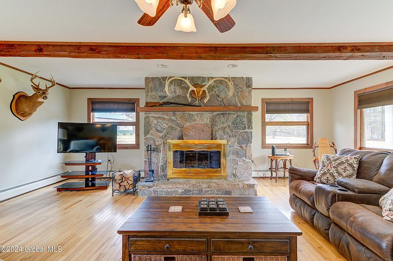 4th image of 609 Maple Grove Road