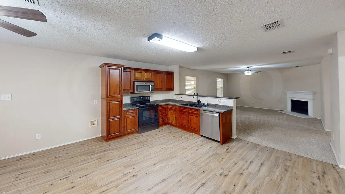 4 bed, 2.0 bath, 2368 sqft, $2,050 — Photo 4