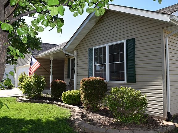 3rd image of 105 E Harrisonville Dr