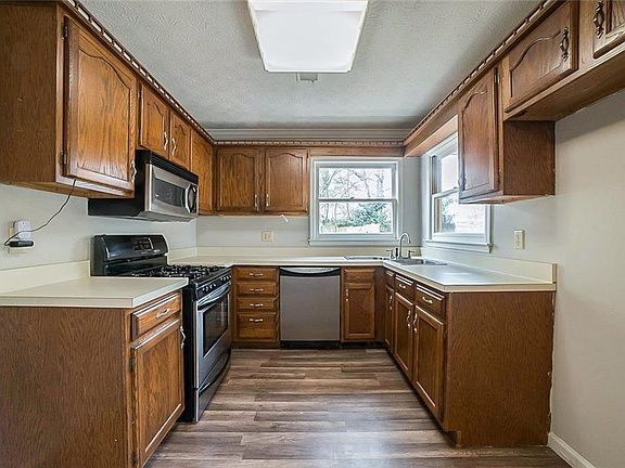 3rd image of 470 Hunters Glen Ct