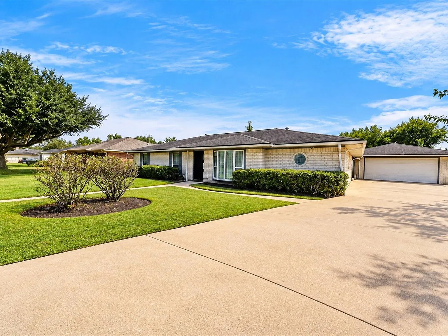 3 bed, 2.0 bath, 1982 sqft, $2,000 — Photo 2