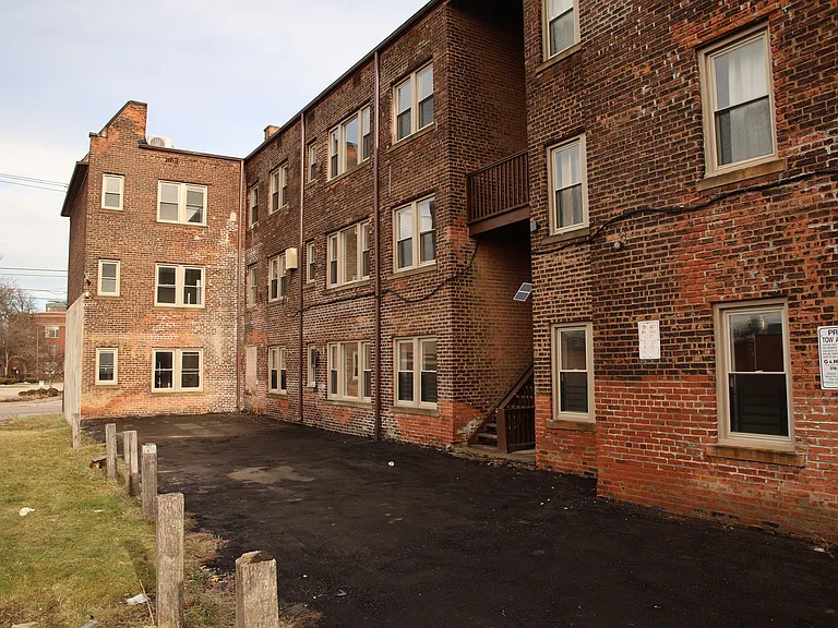 Noble Tudor Apartments — Photo 9