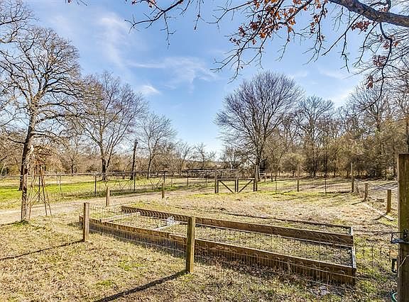 5th image of 3233 Trailwood Dr E