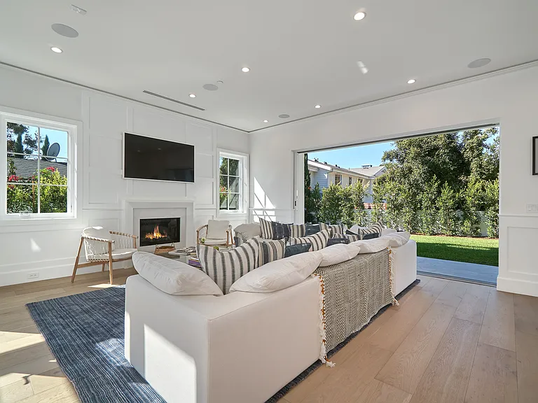 2439 S Beverly Dr — Photo 12