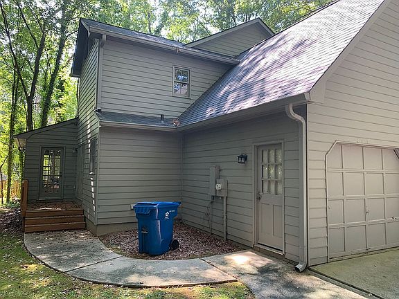 2nd image of 406 Holly Brook Ln