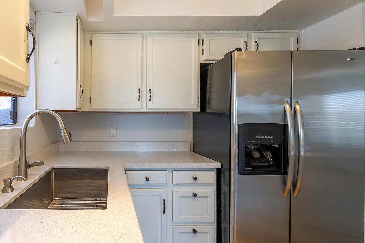 Building Photo - 3102 E Clarendon Ave #101