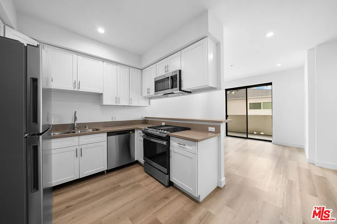 2 bed, 2.0 bath, 950 sqft, $3,195 — Photo 1