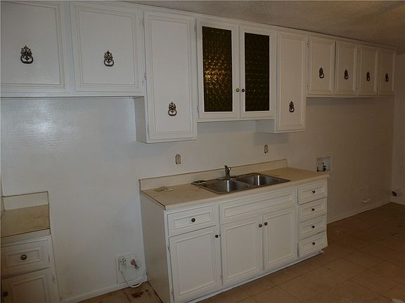 2nd image of 905 Hillside Dr