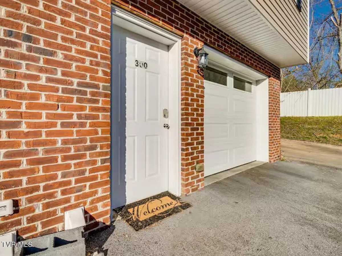 2 bed, 792 sqft, $2,500 — Photo 2