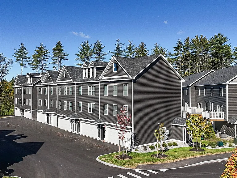 Bayberry Commons- 3 Bedroom 2.5 Bath Townhomes with 2 Car Garage — Photo 28