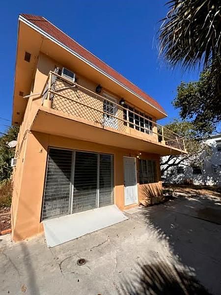 1st image of 113 N Lakeside Dr APT 6