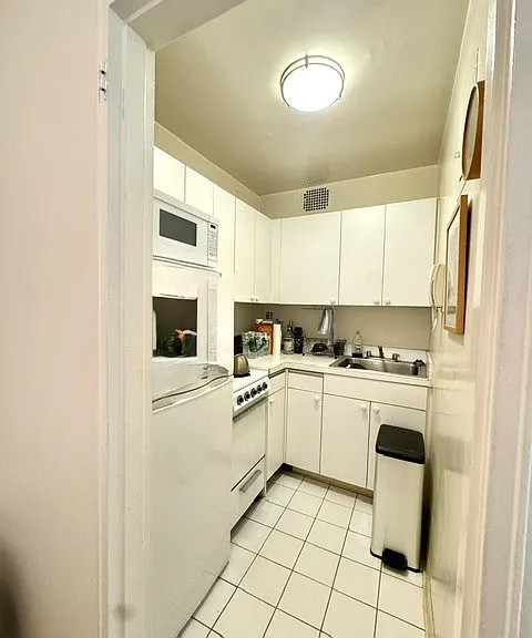 411 E 53rd St #8E — Photo 6
