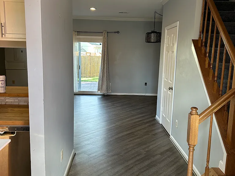 106 Hampstead Ct NE — Photo 4