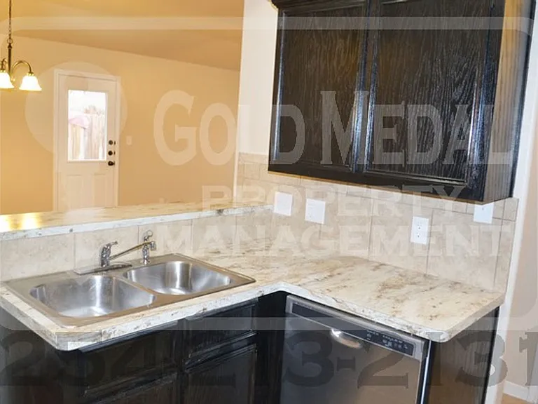 1104 Grace Point Dr — Photo 7