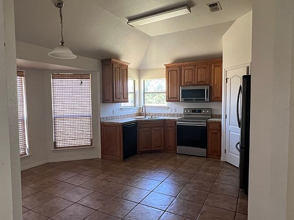 4th image of 3204 Estate Dr