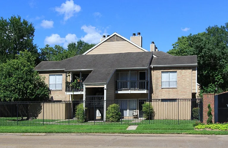 Woodlake Oaks Apartments — Photo 5