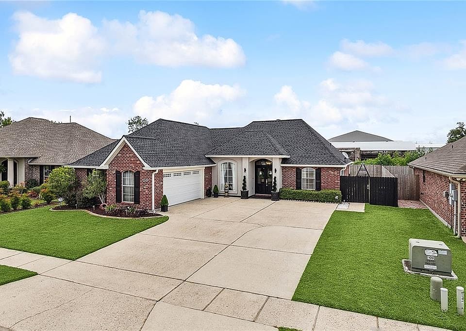 1st image of 216 E Pin Oak Dr