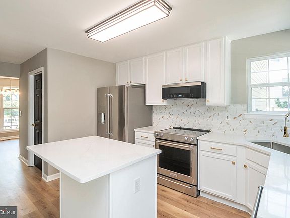 4th image of 1214 Markham Ln