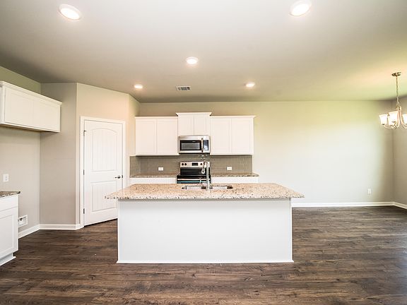 5th image of 212 Saddle Crest Dr