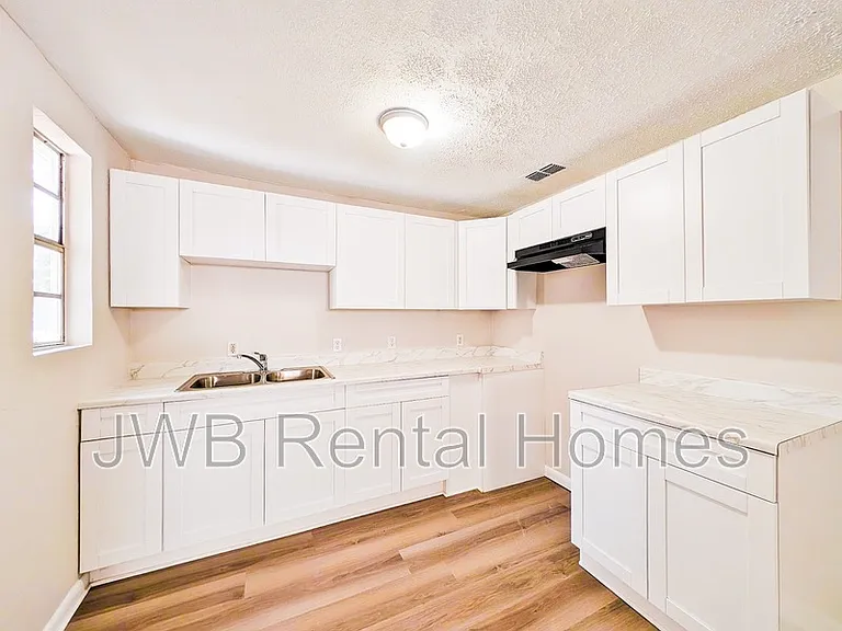 5361 Broadway Ave — Photo 2