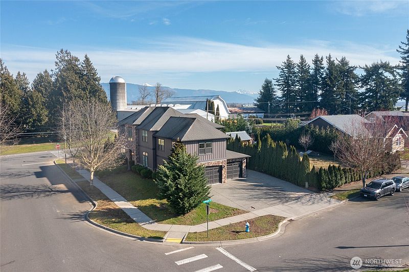 4th image of 1580 Foxtail Street