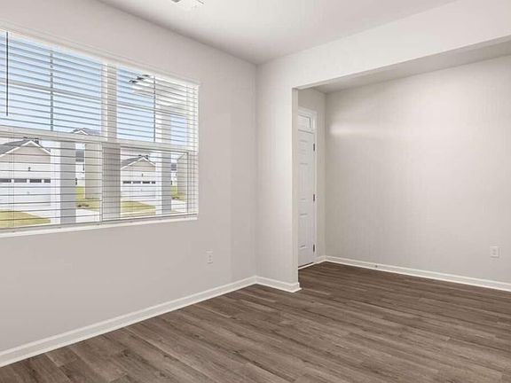 4th image of 176 Elsa Ct
