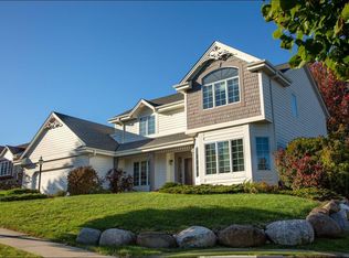 2712 Fox Hill Dr, Waukesha, WI 53189