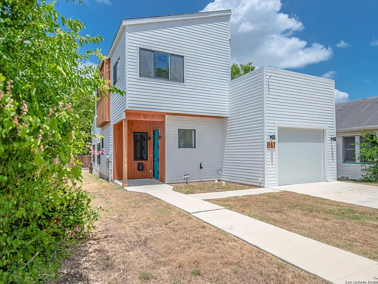 817 Potomac — Photo 1