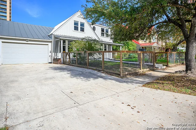 3 bed, 2.5 bath, 2492 sqft, $3,200 — Photo 2