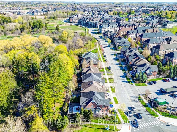 2 Yorkton Blvd, Markham, ON L6C 0J9