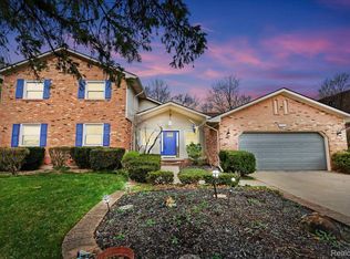 21950 Heatherbrae Way S, Novi, MI 48375