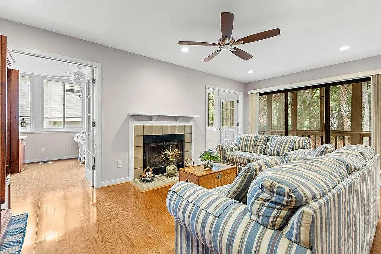2 bed, 2.0 bath, 1689 sqft, $3,641 — Photo 3