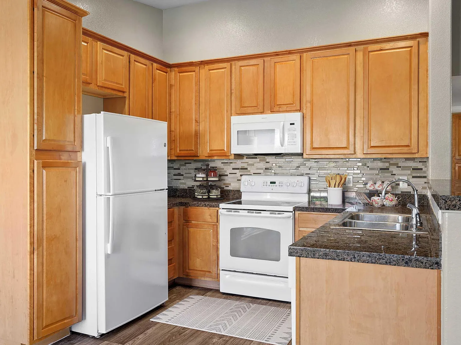 Summerfield Condominiums — Photo 3