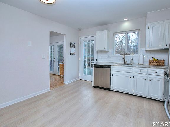5th image of 518 Bennetts Farm Road