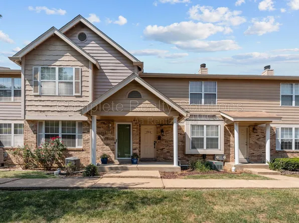 254 Carmel Woods Dr, Ballwin, MO 63021