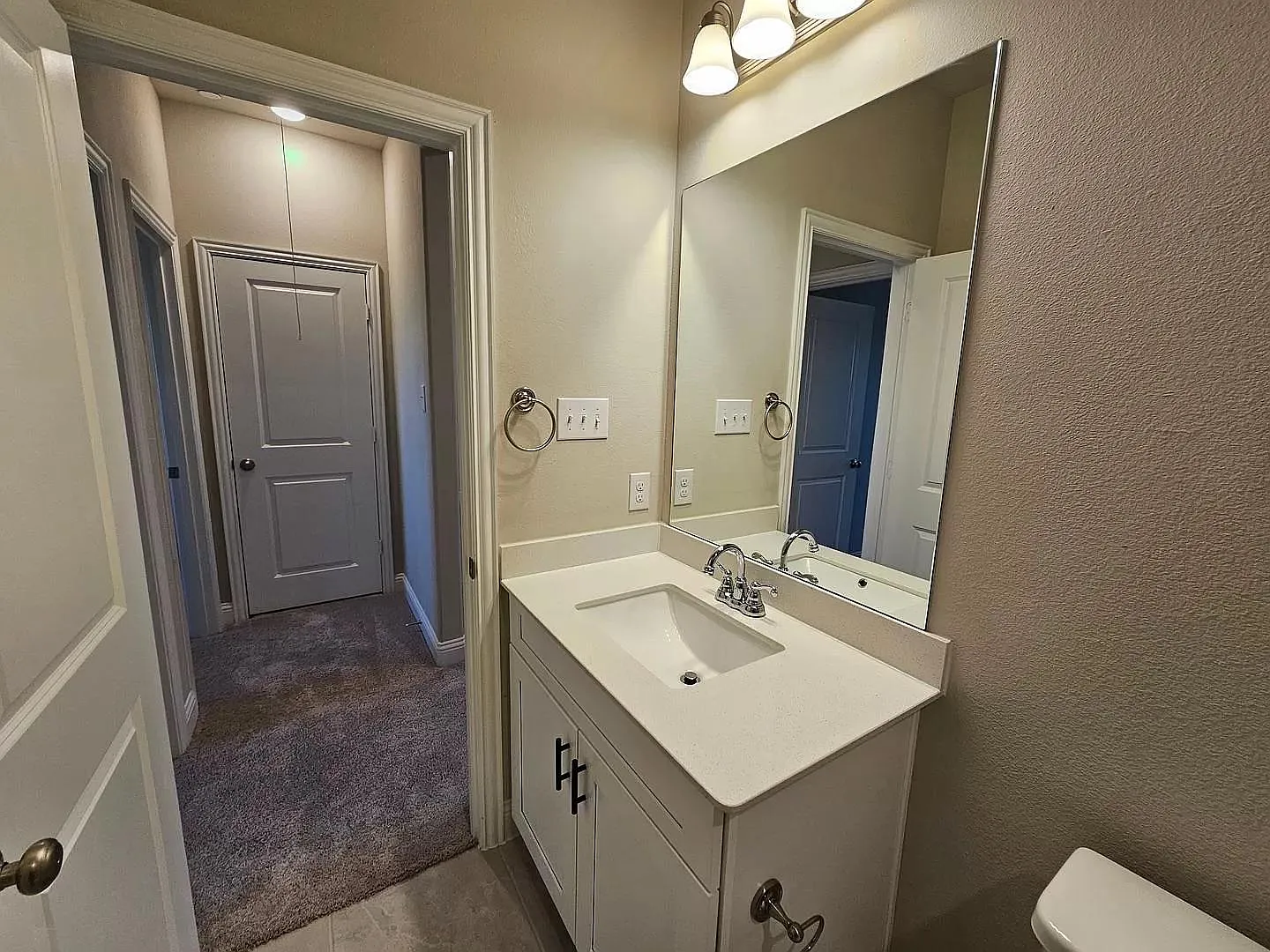 549 Hutchinson Ln — Photo 4