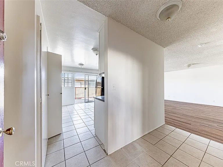 810 E Grand Ave — Photo 8