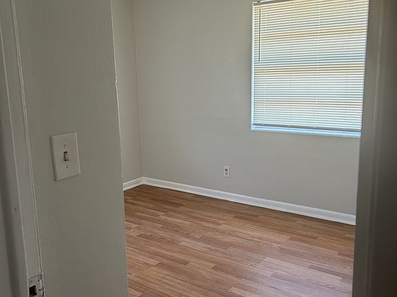 5th image of 2734 Columbine Dr N