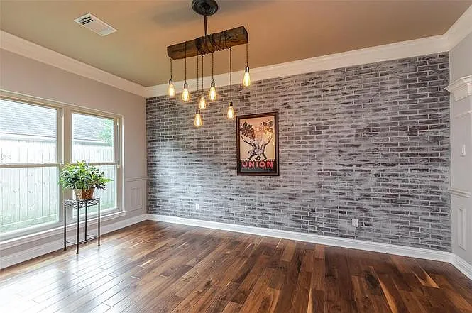 1811 Emerald Green Dr — Photo 3