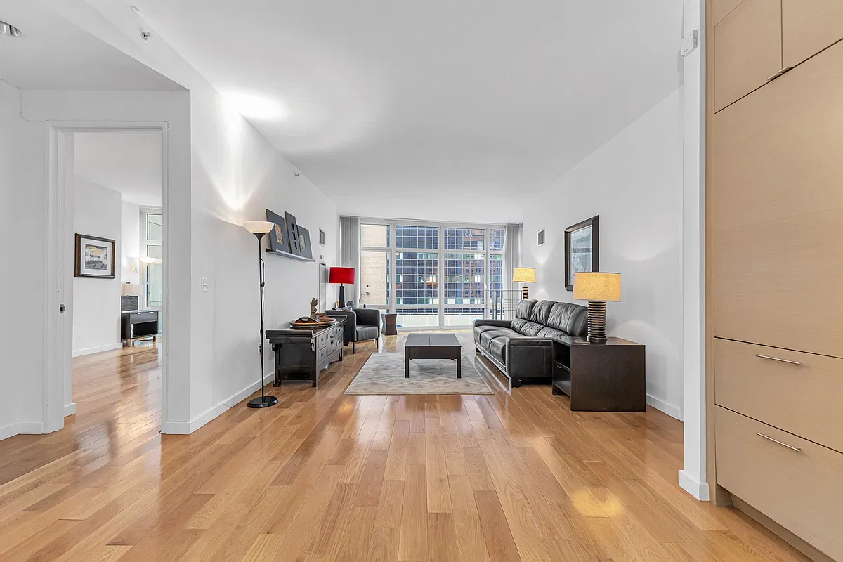 1600 Broadway — Photo 3