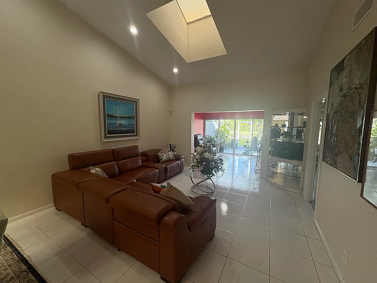 7275 Summer Tree Dr — Photo 3